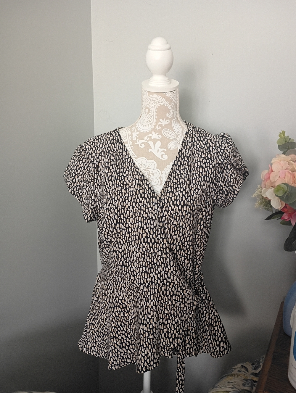 AUW Women's Large Black and White Printed Wrap Peplum Top